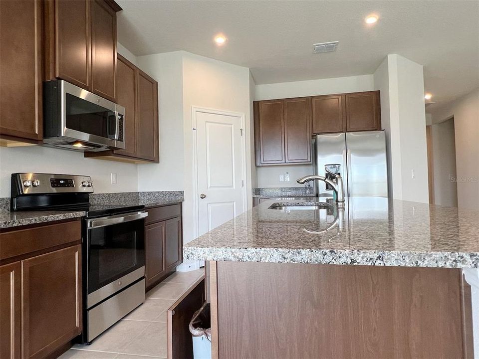 В аренду: $2,500 (4 спален, 3 ванн, 1996 Квадратных фут)