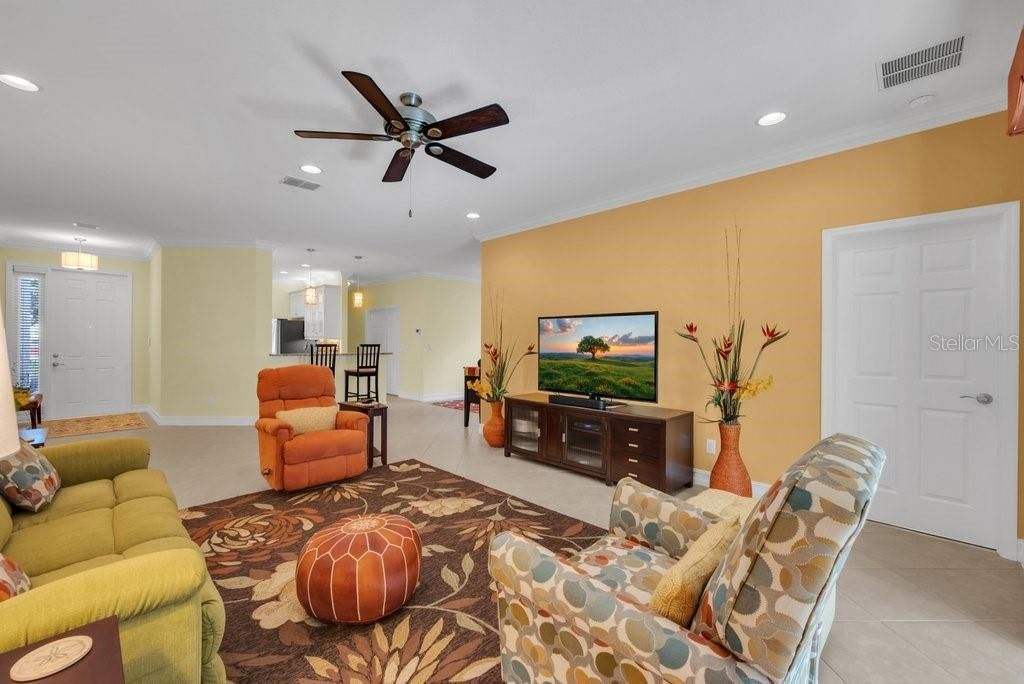 待售: $325,000 (2 贝兹, 2 浴室, 1800 平方英尺)