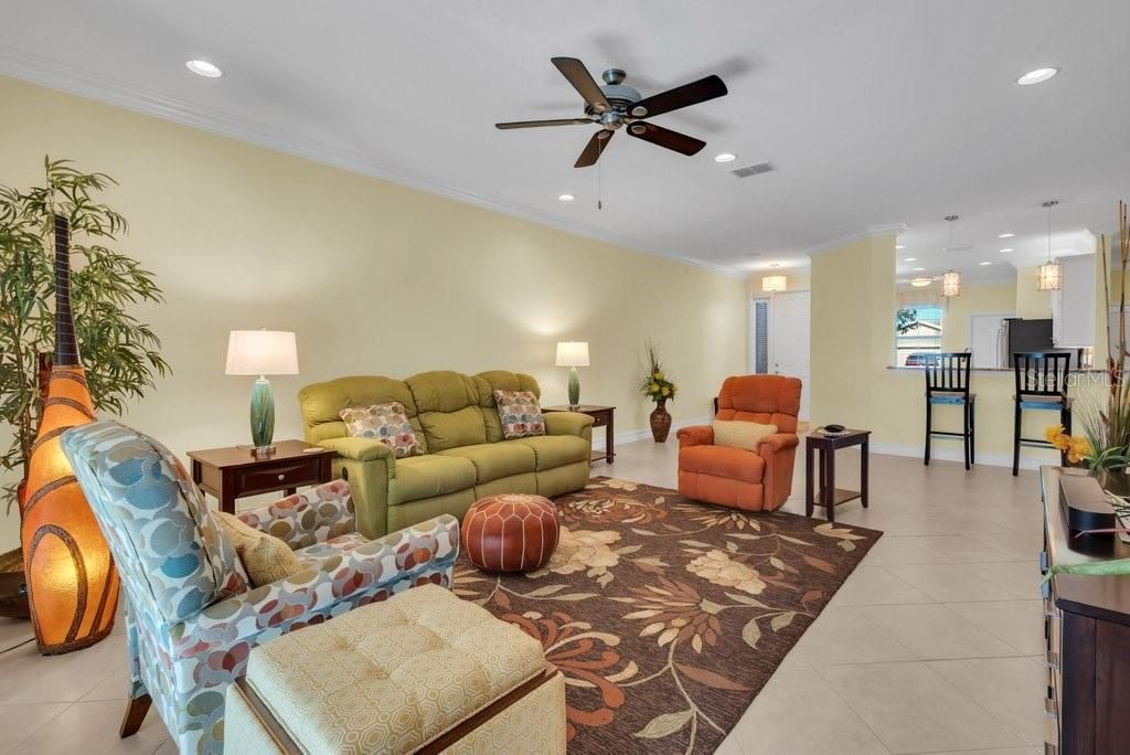 待售: $325,000 (2 贝兹, 2 浴室, 1800 平方英尺)