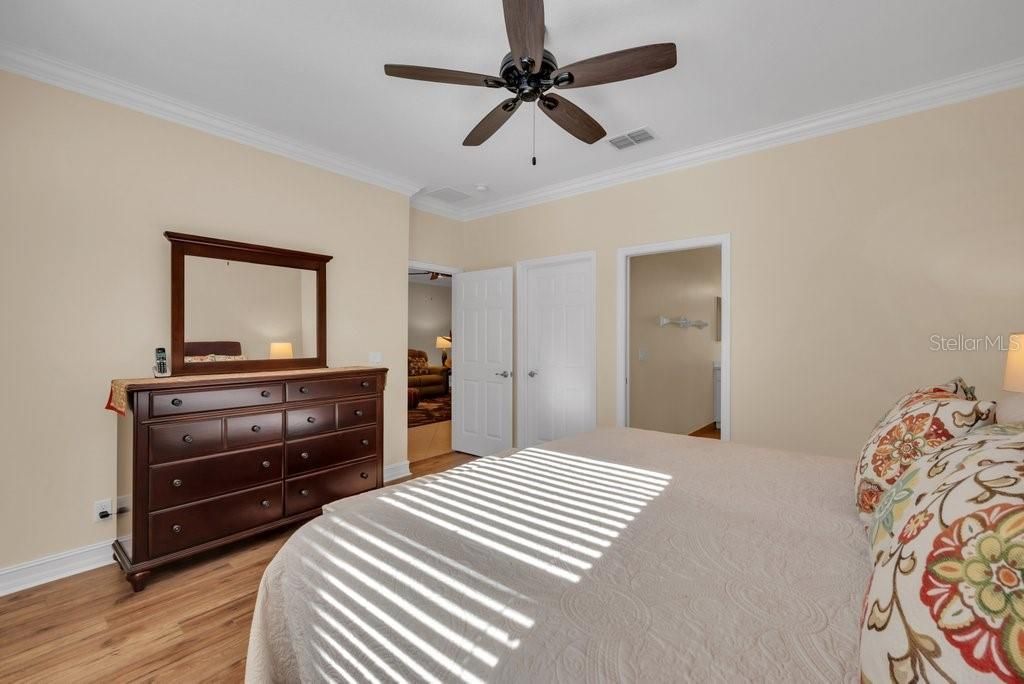 待售: $325,000 (2 贝兹, 2 浴室, 1800 平方英尺)