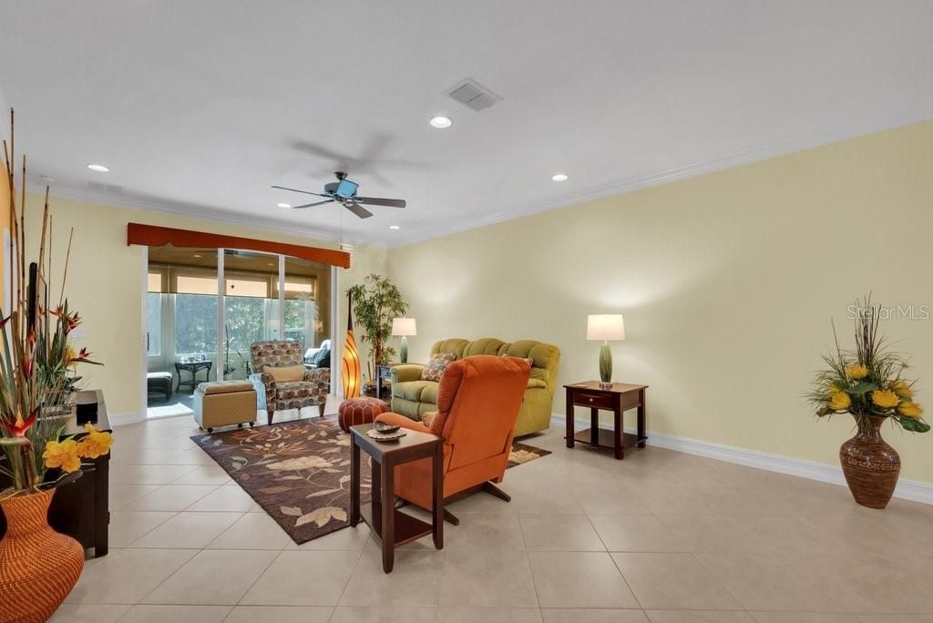 待售: $325,000 (2 贝兹, 2 浴室, 1800 平方英尺)