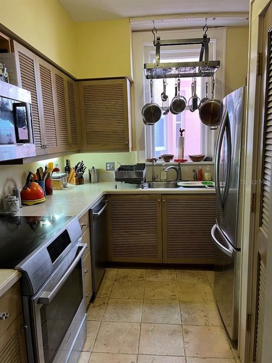 For Sale: $399,900 (1 beds, 1 baths, 676 Square Feet)