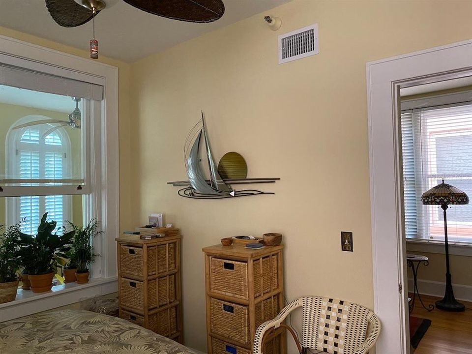 For Sale: $399,900 (1 beds, 1 baths, 676 Square Feet)