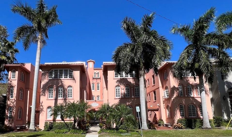 For Sale: $399,900 (1 beds, 1 baths, 676 Square Feet)