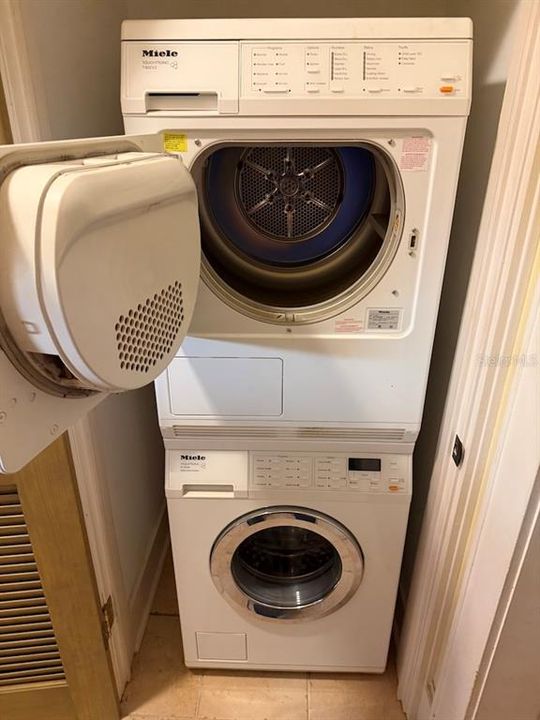 For Sale: $399,900 (1 beds, 1 baths, 676 Square Feet)