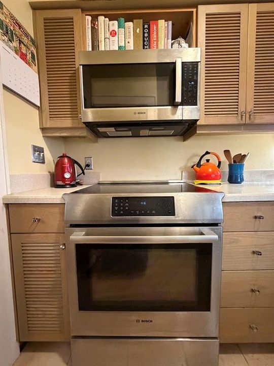 For Sale: $399,900 (1 beds, 1 baths, 676 Square Feet)