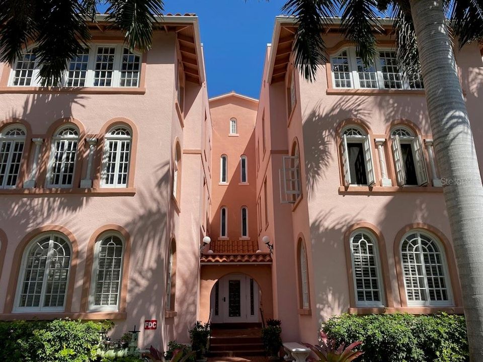 For Sale: $399,900 (1 beds, 1 baths, 676 Square Feet)