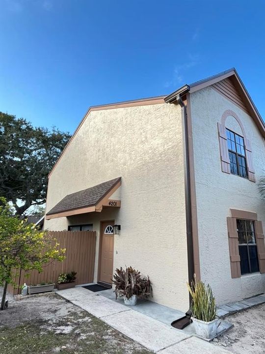 For Sale: $265,000 (2 beds, 2 baths, 1120 Square Feet)