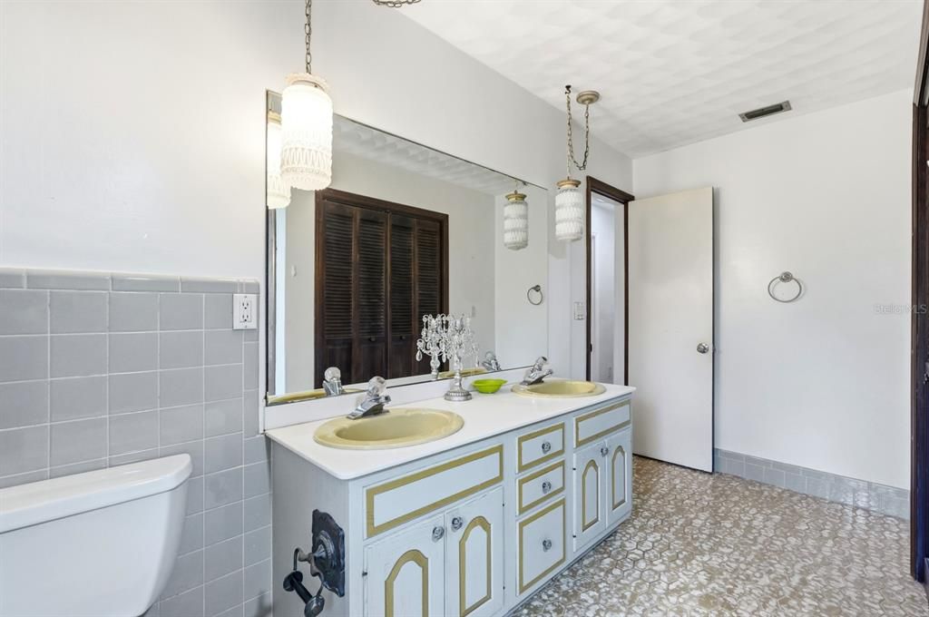 待售: $995,000 (4 贝兹, 2 浴室, 4783 平方英尺)