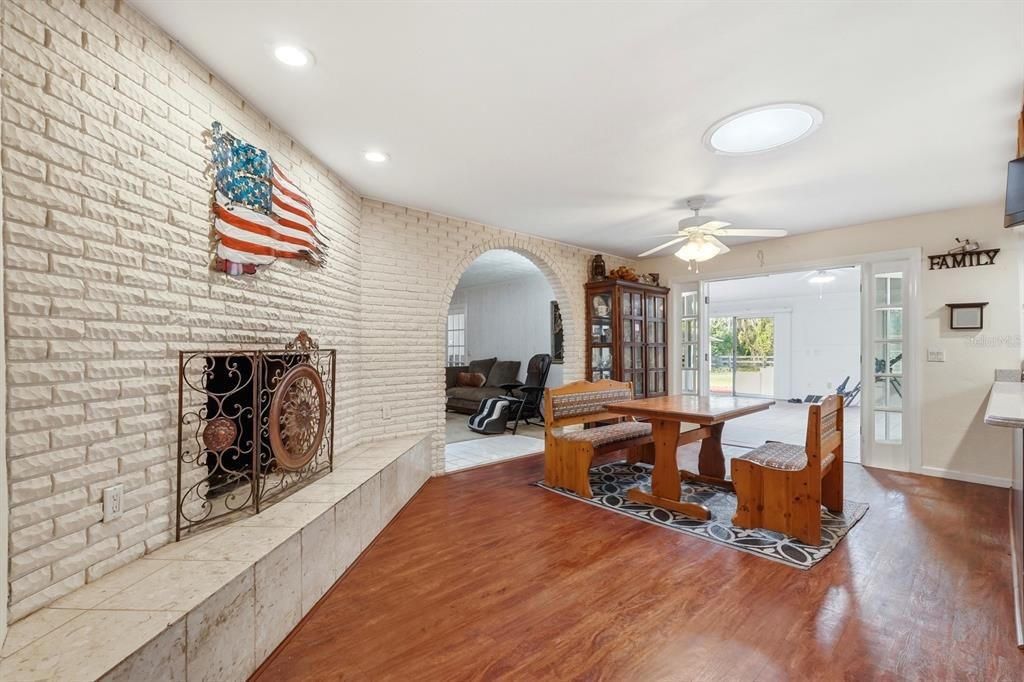 待售: $995,000 (4 贝兹, 2 浴室, 4783 平方英尺)