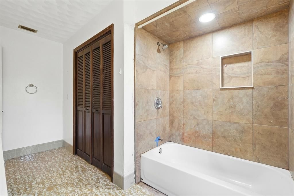 待售: $995,000 (4 贝兹, 2 浴室, 4783 平方英尺)