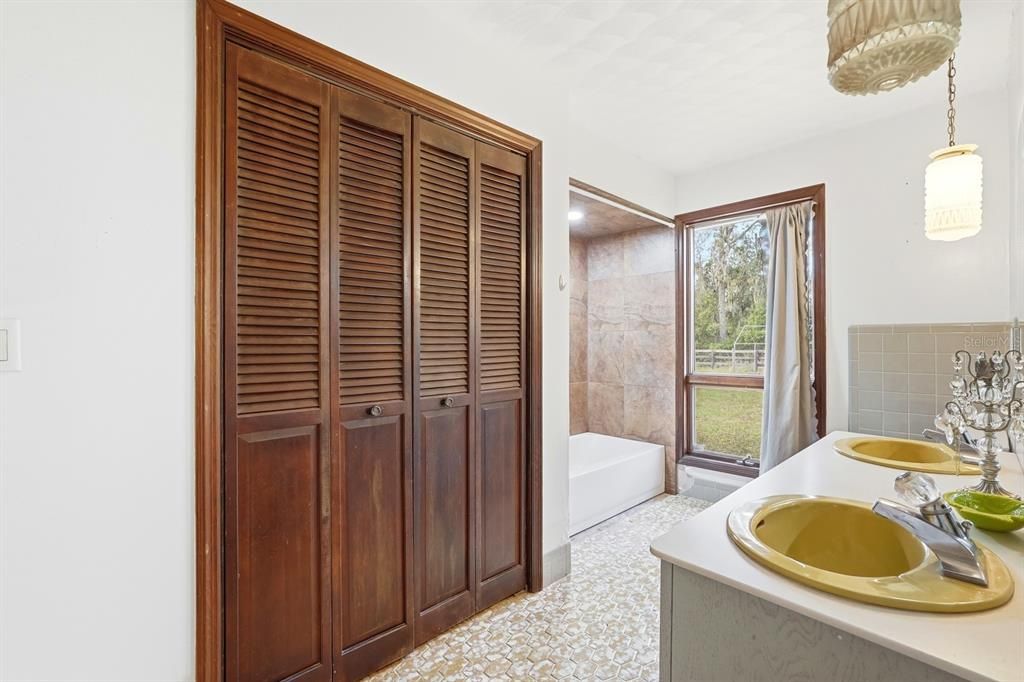 待售: $995,000 (4 贝兹, 2 浴室, 4783 平方英尺)