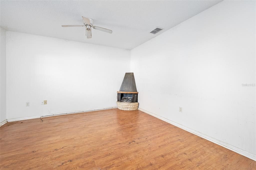 待售: $225,000 (3 贝兹, 2 浴室, 1837 平方英尺)