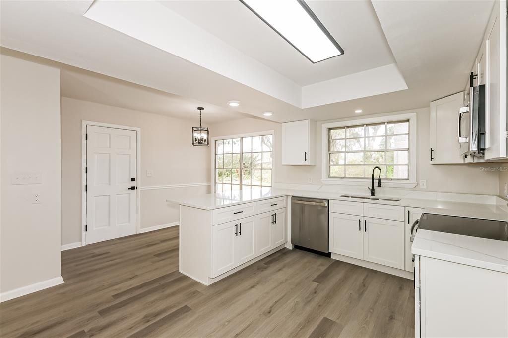 На продажу: $379,900 (3 спален, 2 ванн, 2034 Квадратных фут)