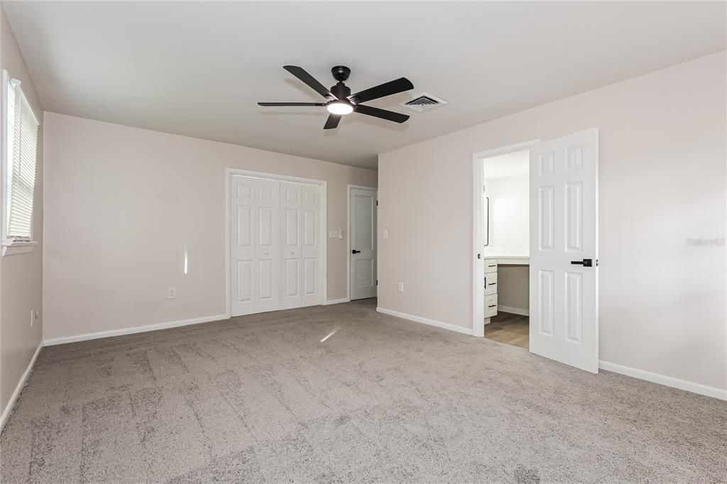 На продажу: $379,900 (3 спален, 2 ванн, 2034 Квадратных фут)