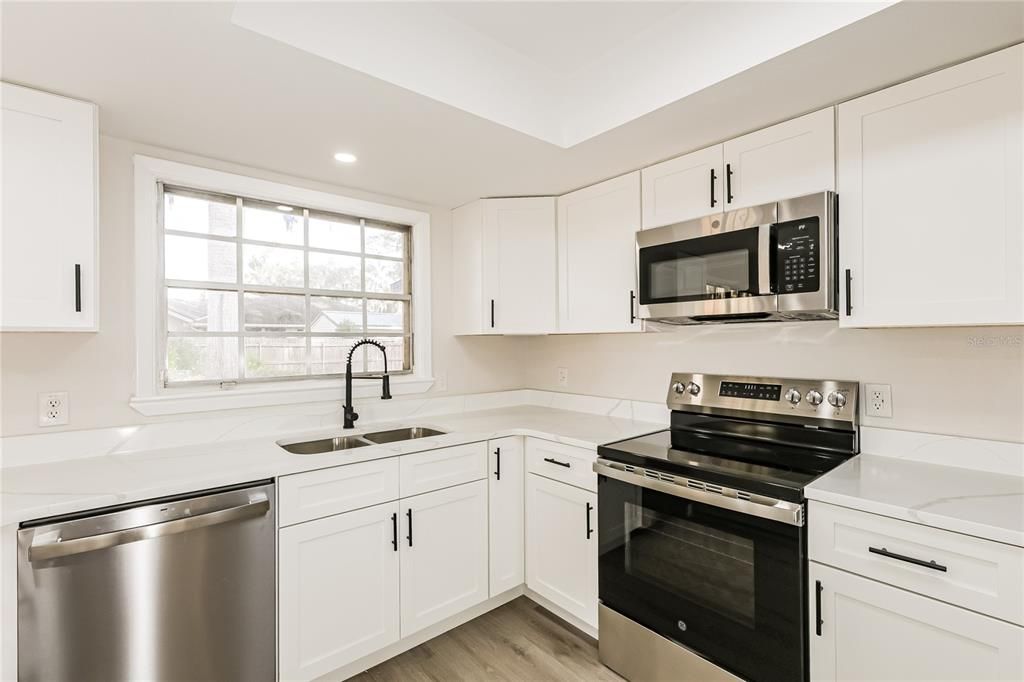 На продажу: $379,900 (3 спален, 2 ванн, 2034 Квадратных фут)