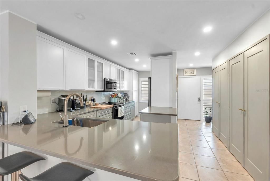 For Sale: $375,000 (2 beds, 2 baths, 1269 Square Feet)