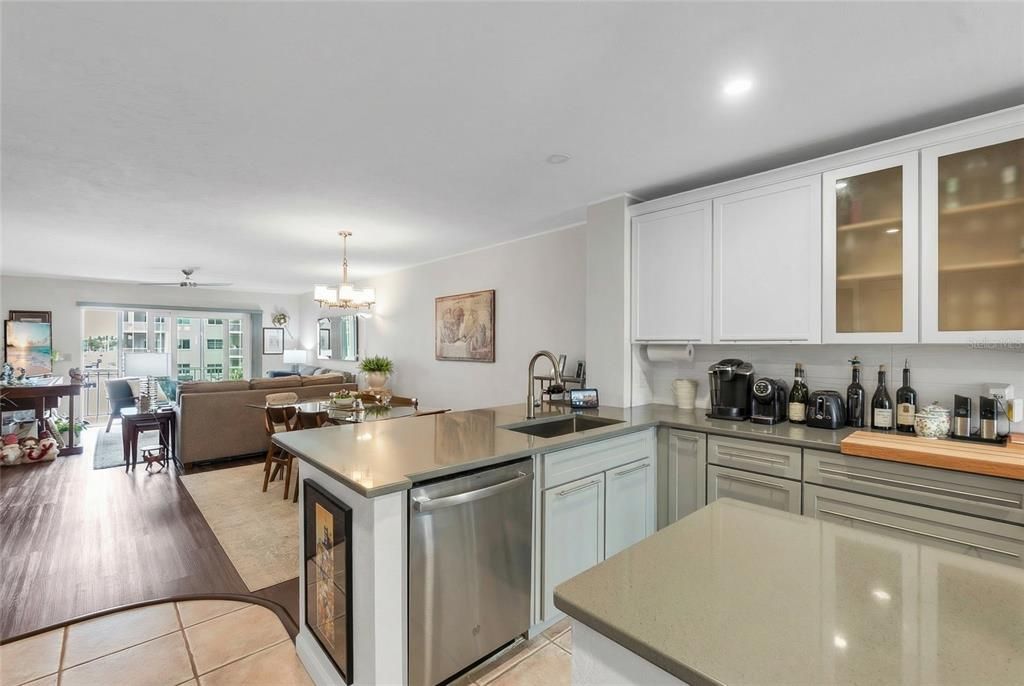 For Sale: $375,000 (2 beds, 2 baths, 1269 Square Feet)