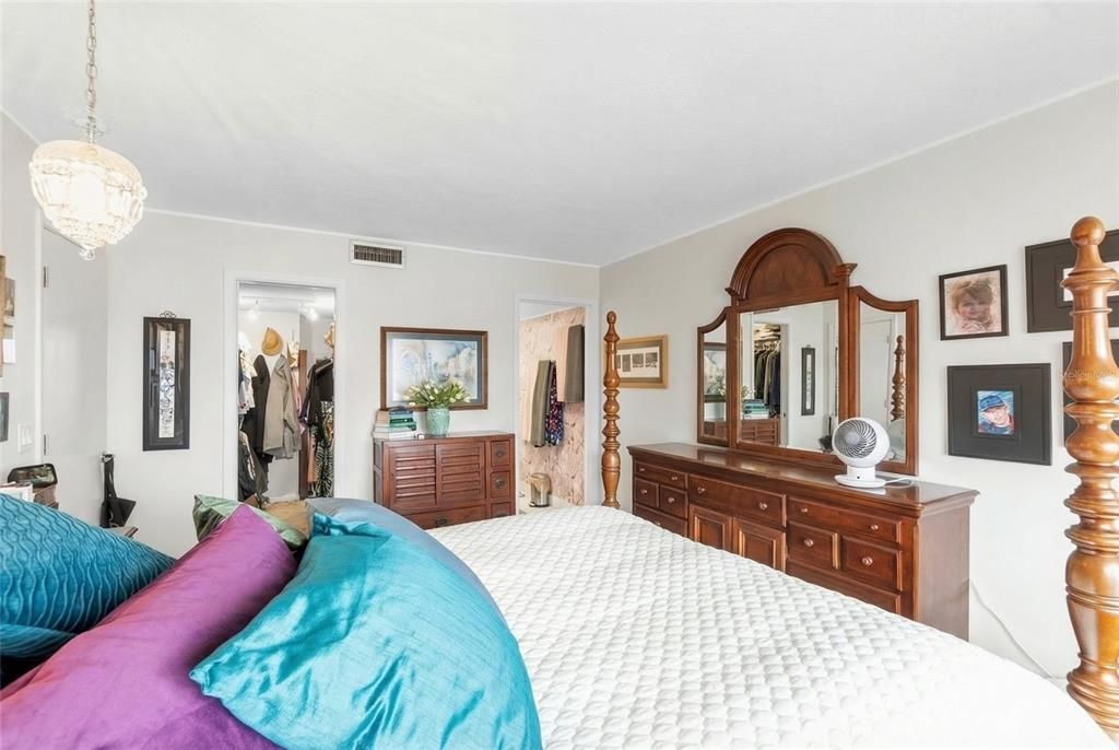 For Sale: $375,000 (2 beds, 2 baths, 1269 Square Feet)