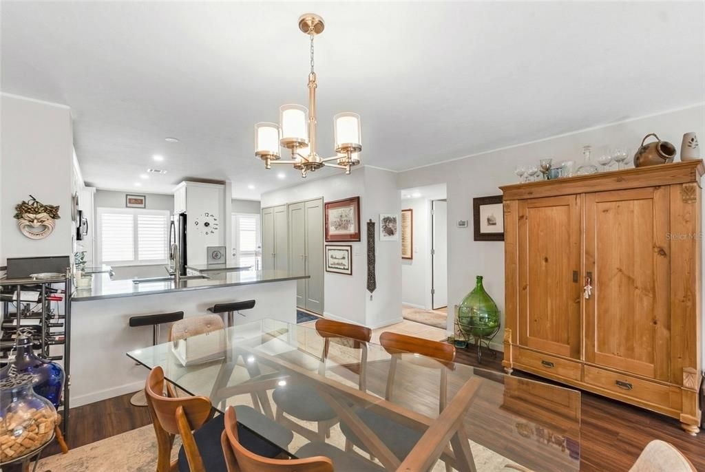 For Sale: $375,000 (2 beds, 2 baths, 1269 Square Feet)