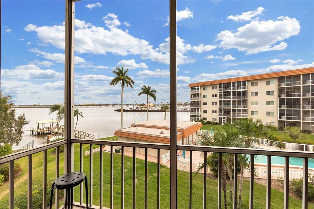 For Sale: $375,000 (2 beds, 2 baths, 1269 Square Feet)