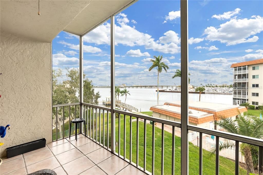 For Sale: $375,000 (2 beds, 2 baths, 1269 Square Feet)