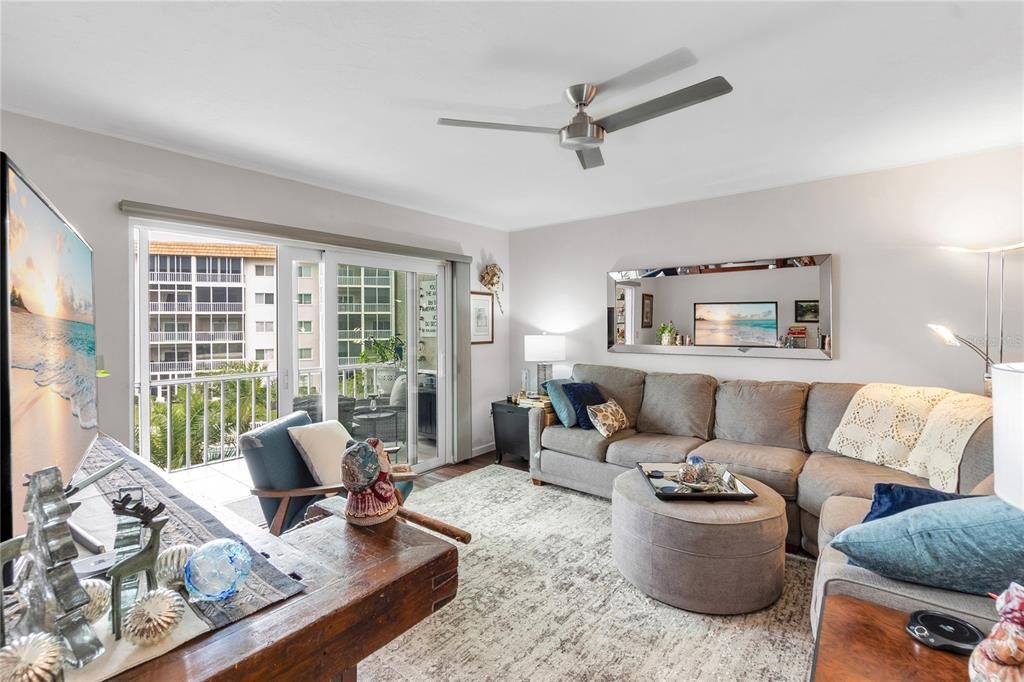 For Sale: $375,000 (2 beds, 2 baths, 1269 Square Feet)