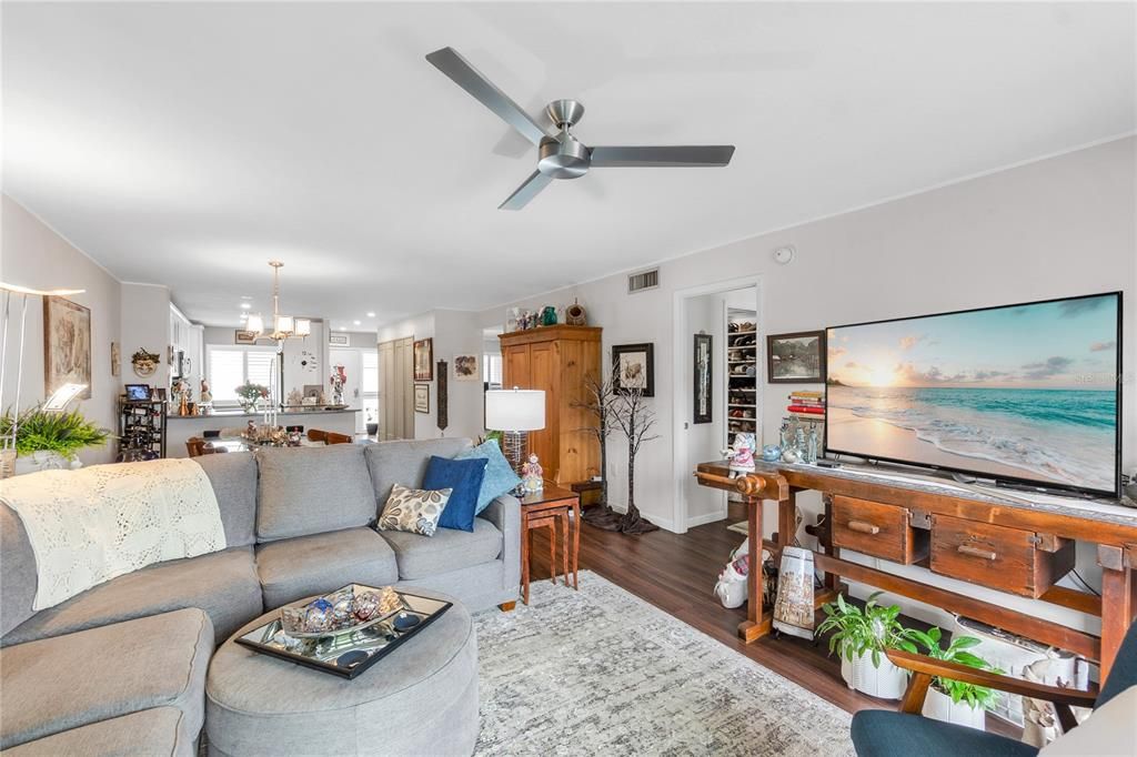 For Sale: $375,000 (2 beds, 2 baths, 1269 Square Feet)