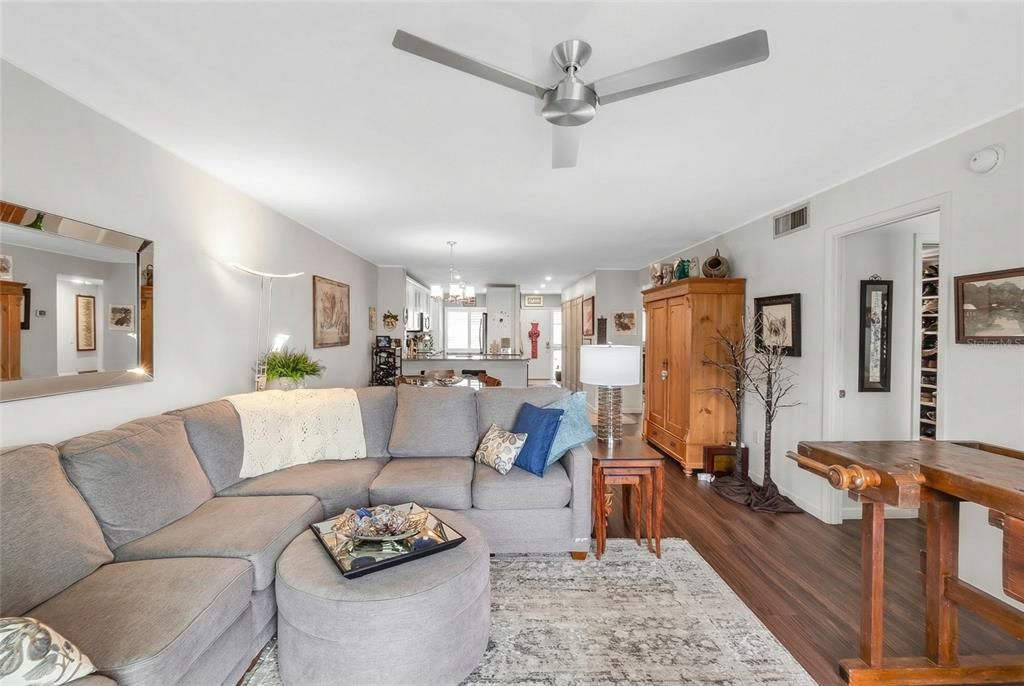 For Sale: $375,000 (2 beds, 2 baths, 1269 Square Feet)