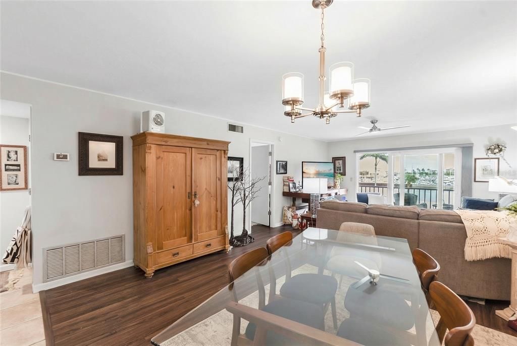 For Sale: $375,000 (2 beds, 2 baths, 1269 Square Feet)