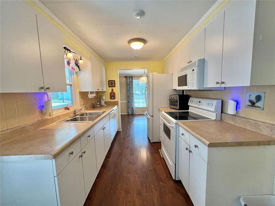 На продажу: $123,500 (2 спален, 2 ванн, 1168 Квадратных фут)