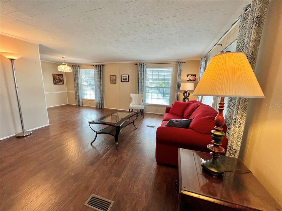 На продажу: $123,500 (2 спален, 2 ванн, 1168 Квадратных фут)