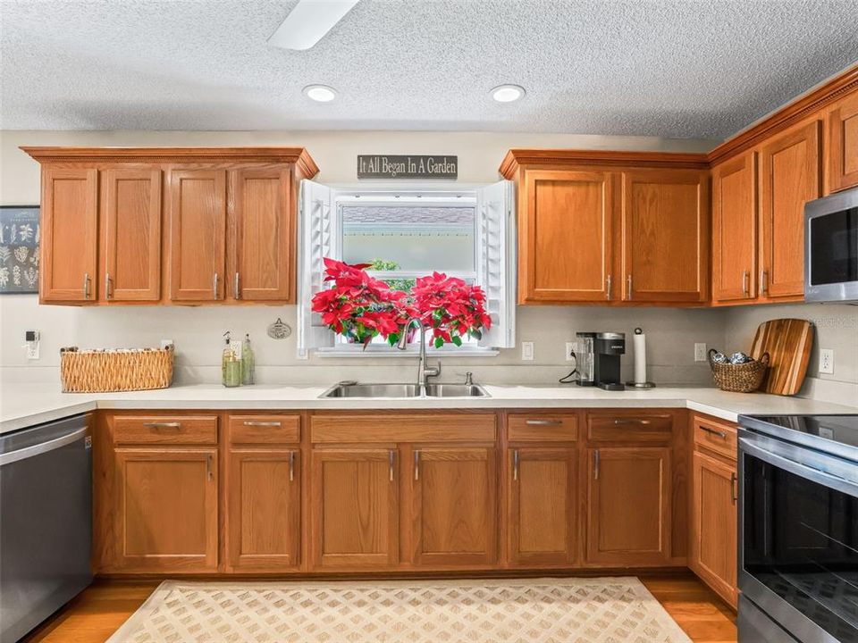 For Sale: $329,900 (2 beds, 2 baths, 1146 Square Feet)