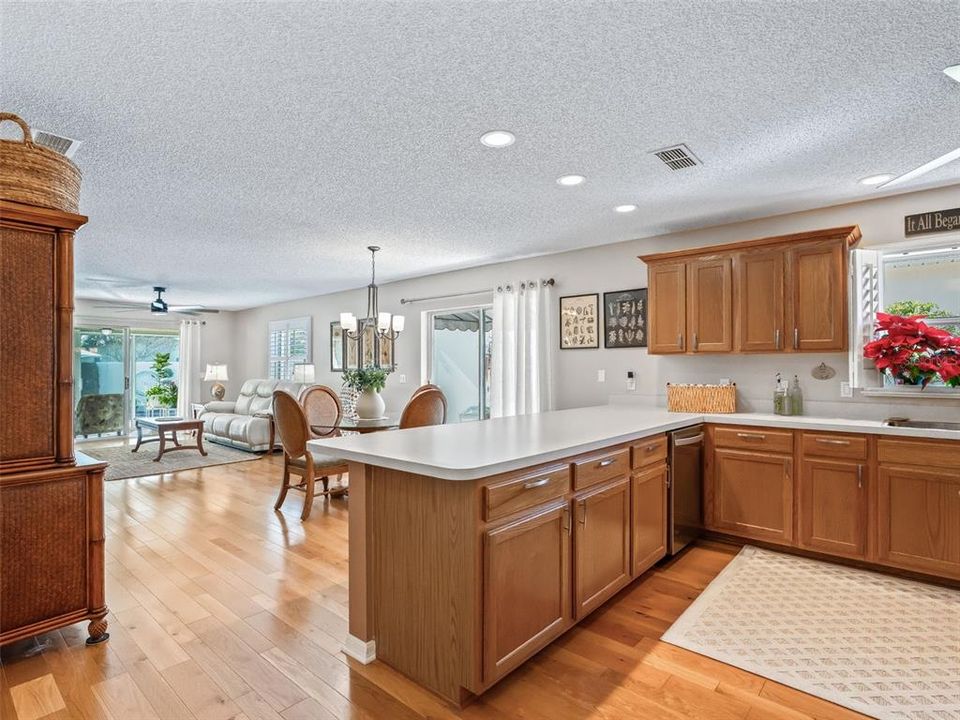 For Sale: $329,900 (2 beds, 2 baths, 1146 Square Feet)