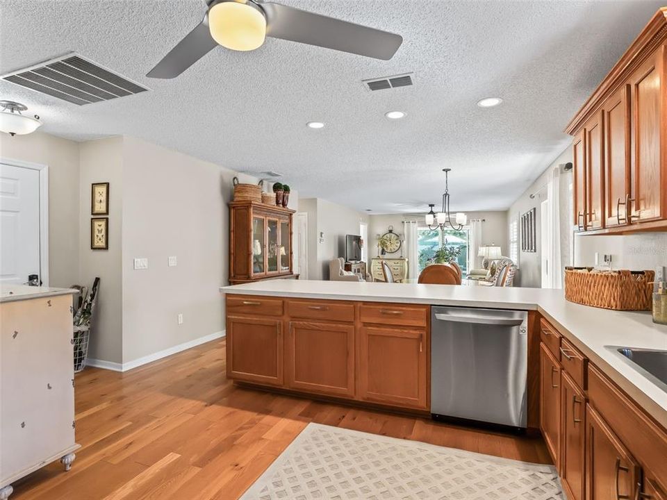 For Sale: $329,900 (2 beds, 2 baths, 1146 Square Feet)