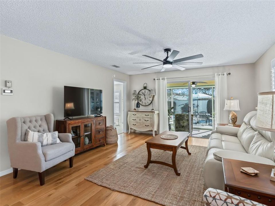 For Sale: $329,900 (2 beds, 2 baths, 1146 Square Feet)