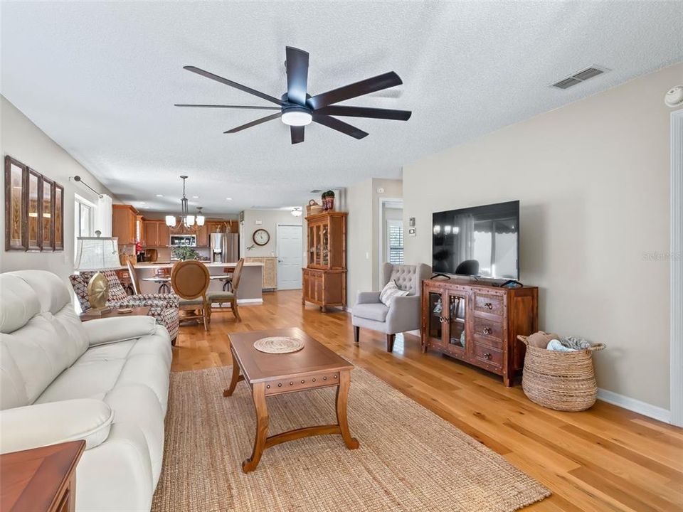 For Sale: $329,900 (2 beds, 2 baths, 1146 Square Feet)