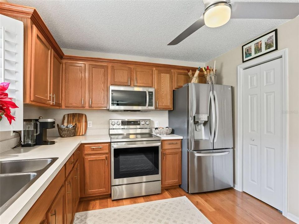 For Sale: $329,900 (2 beds, 2 baths, 1146 Square Feet)