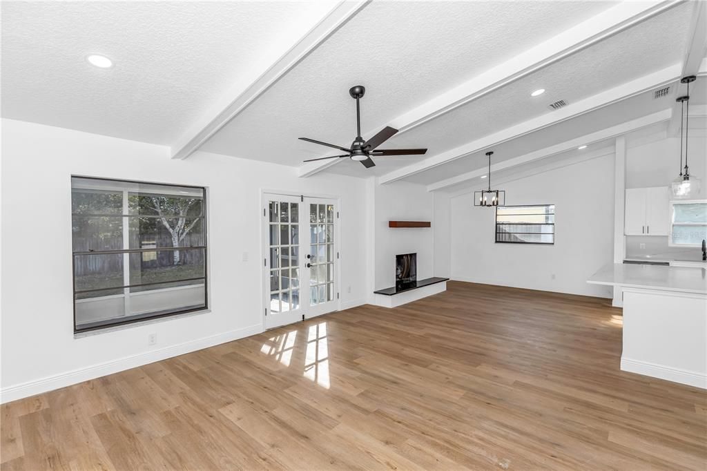 En Venta: $435,000 (4 camas, 2 baños, 1808 Pies cuadrados)