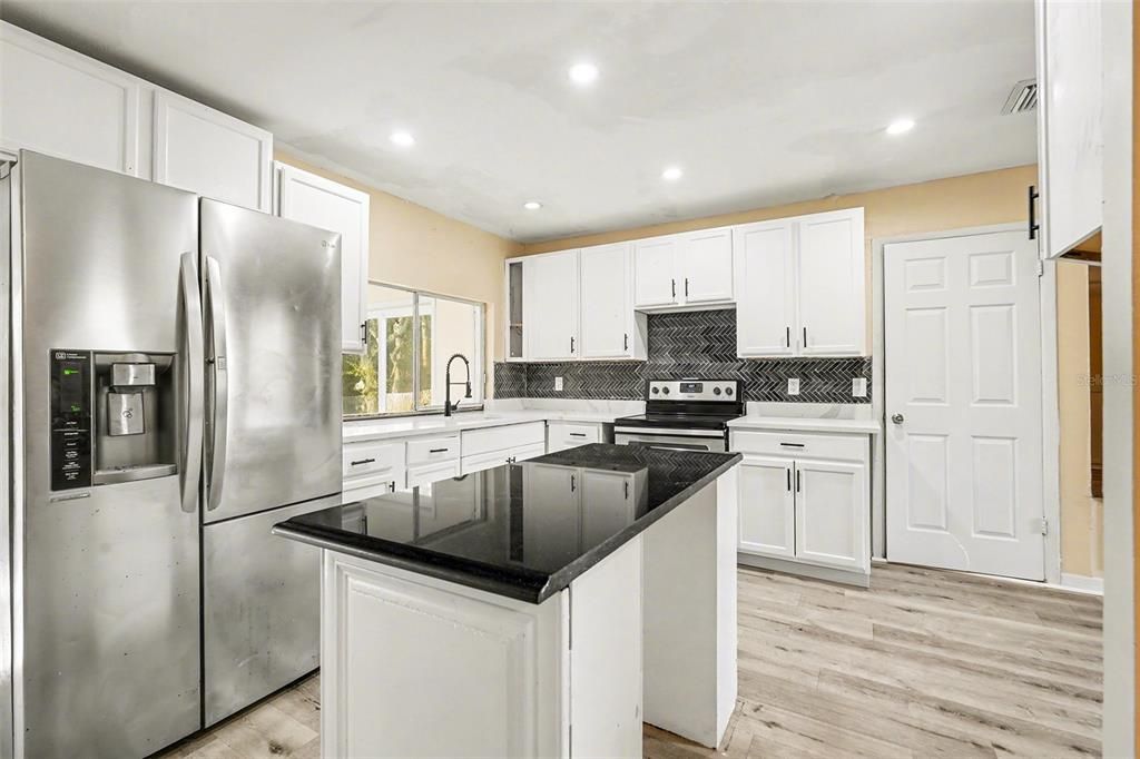 For Sale: $250,000 (2 beds, 1 baths, 1180 Square Feet)