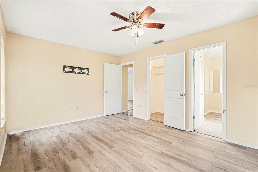 For Sale: $250,000 (2 beds, 1 baths, 1180 Square Feet)