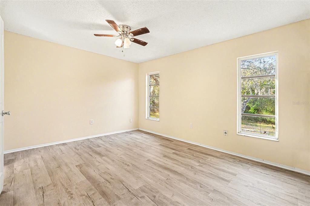 For Sale: $250,000 (2 beds, 1 baths, 1180 Square Feet)