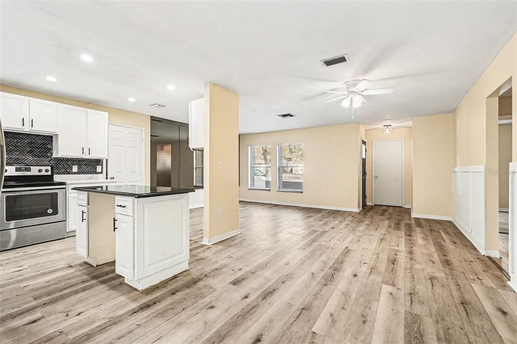 For Sale: $250,000 (2 beds, 1 baths, 1180 Square Feet)