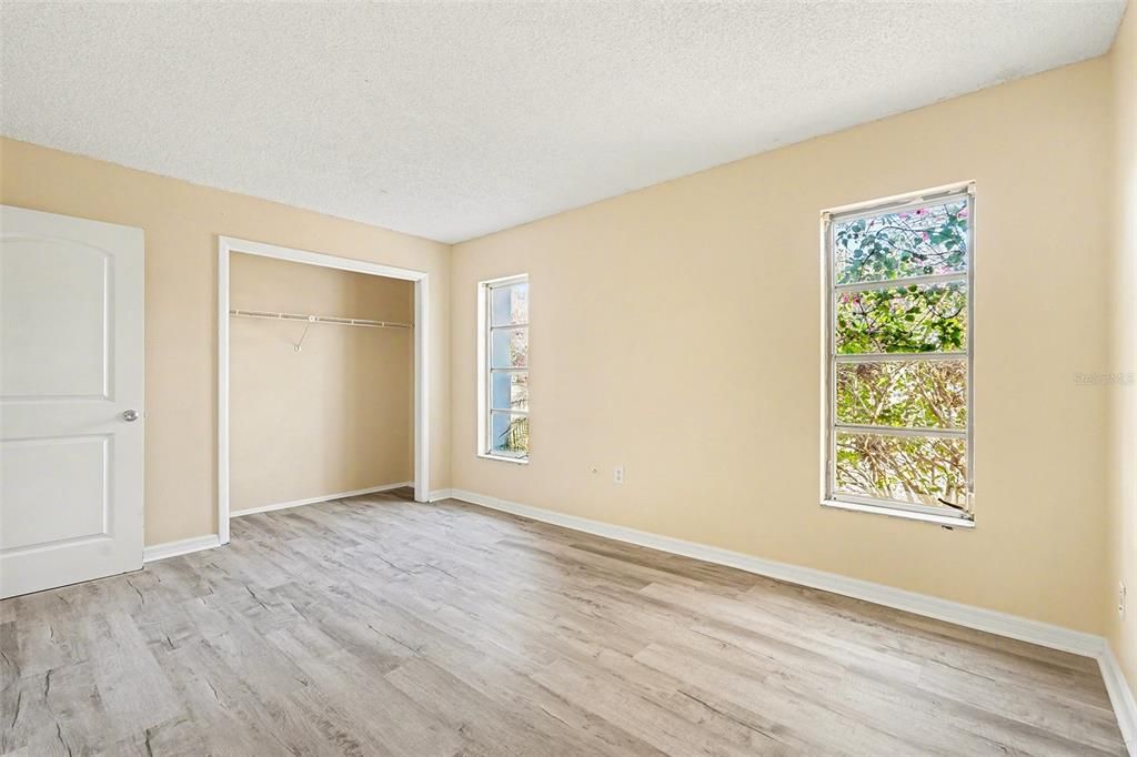 For Sale: $250,000 (2 beds, 1 baths, 1180 Square Feet)