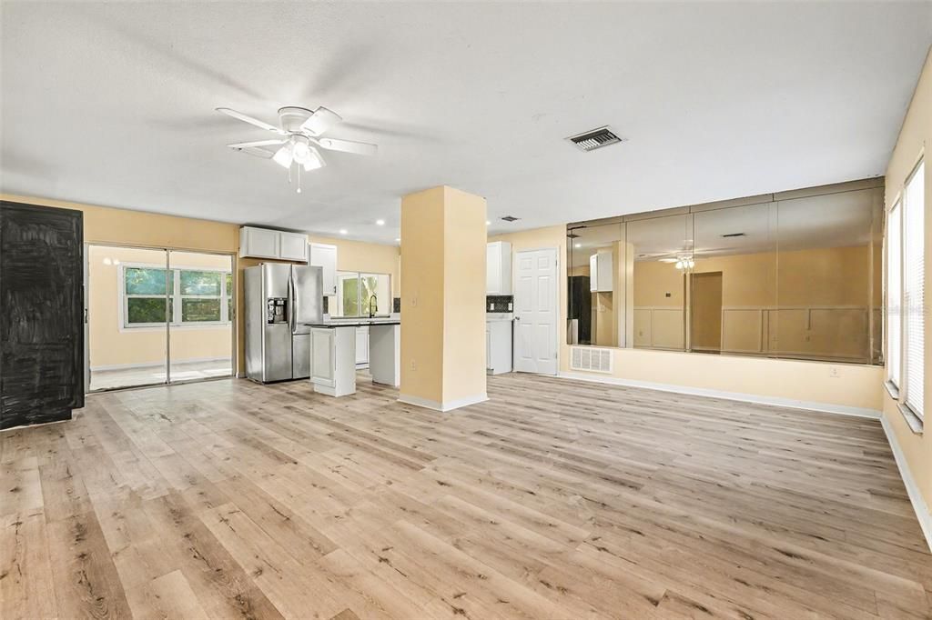 For Sale: $250,000 (2 beds, 1 baths, 1180 Square Feet)