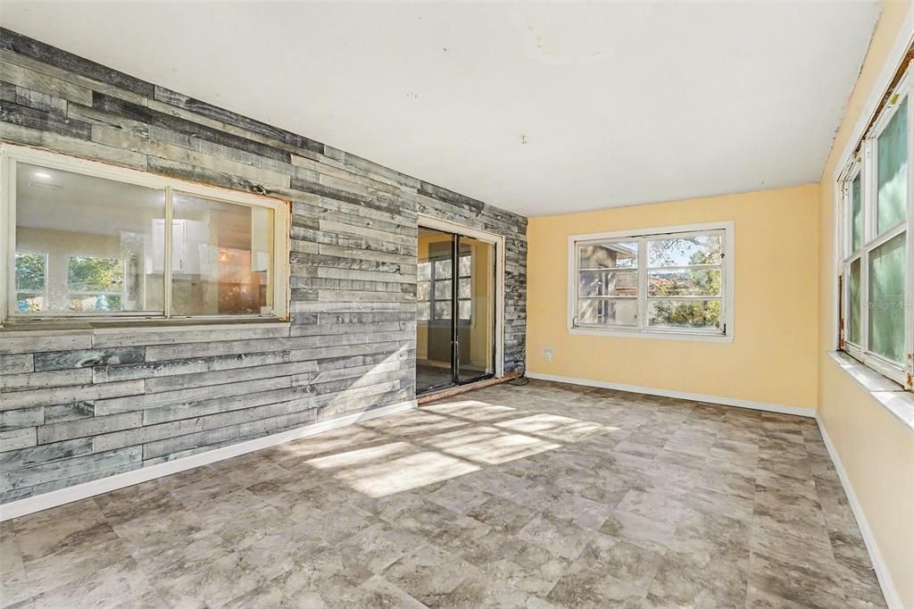 For Sale: $250,000 (2 beds, 1 baths, 1180 Square Feet)