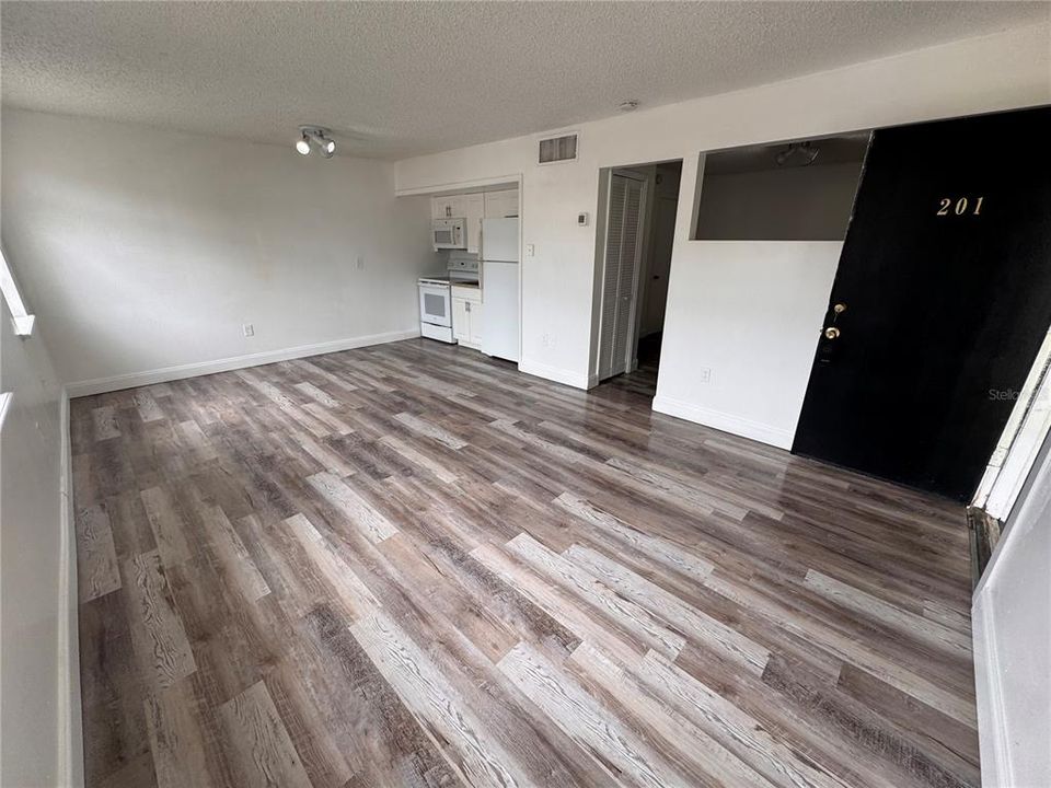 待售: $127,000 (1 贝兹, 1 浴室, 546 平方英尺)