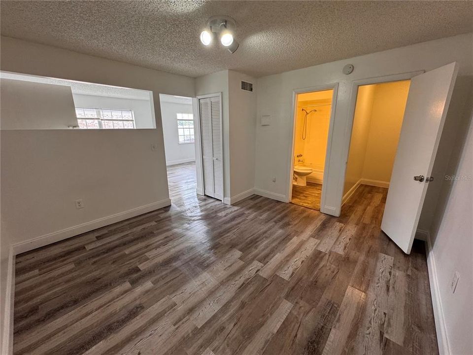 待售: $127,000 (1 贝兹, 1 浴室, 546 平方英尺)