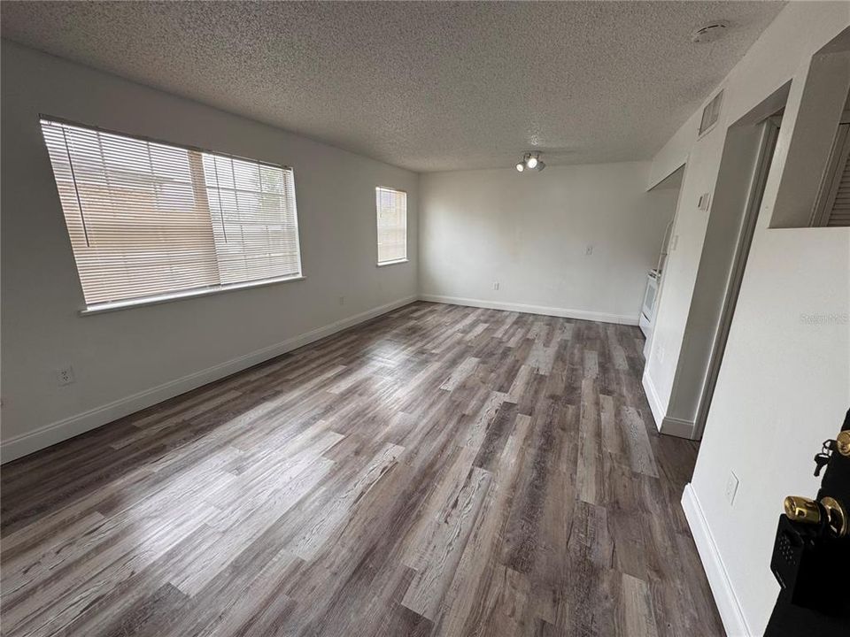 待售: $127,000 (1 贝兹, 1 浴室, 546 平方英尺)