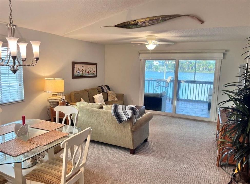 На продажу: $339,000 (2 спален, 2 ванн, 1140 Квадратных фут)